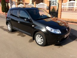 RENAULT / SANDERO / 676 / NOIR
