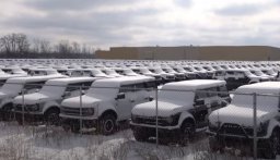 У завода Ford в США под снегом находятся тысячи машин, которых ожидают покупатели