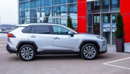Toyota остановила поставки и производство автомобилей в России